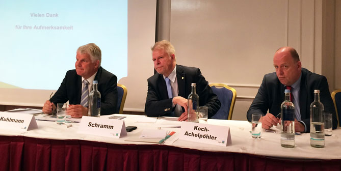 Jahrespressekonferenz des Industrieverbands Agrar e. V. (IVA) am 12. Mai 2015 in Frankfurt am Main. (v.l.n.r. Prof. Kuhlmann, Dr. Schramm, V. Koch-Achelpöhler). Foto: IVA