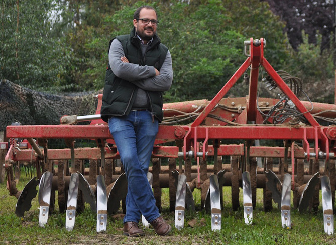 Landwirt Leberle vor Grubber.