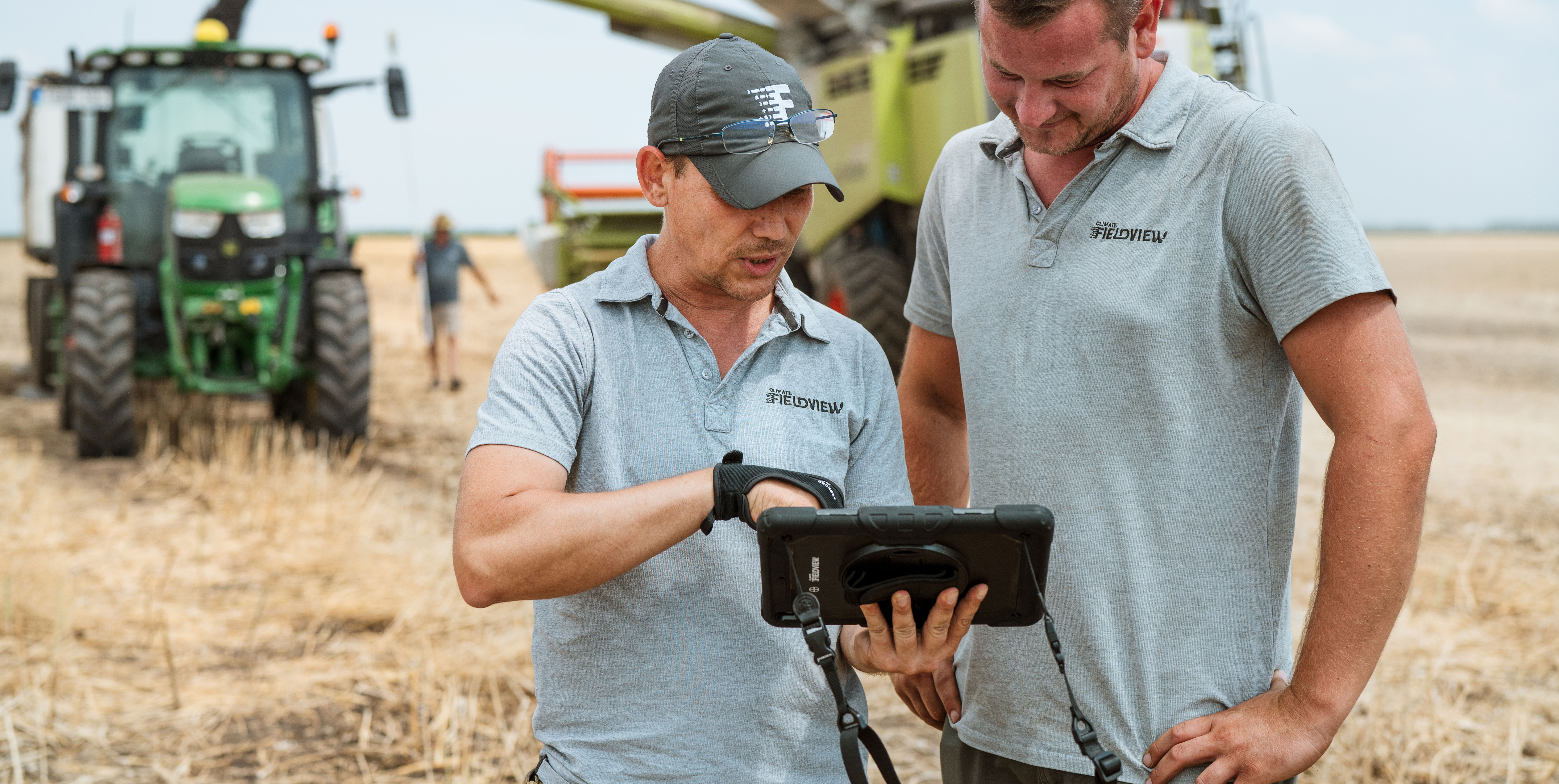 Fieldview Nutzer auf dem Acker bei Rapsernte